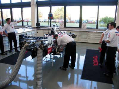 2005 F1 car team 1.jpg