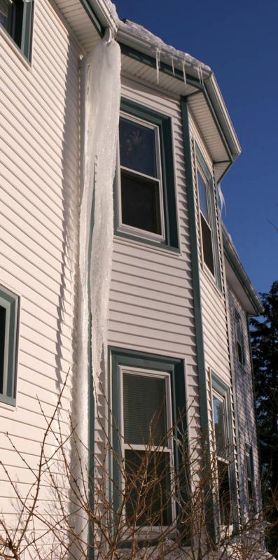2005-01-28: Two-Story Icicle