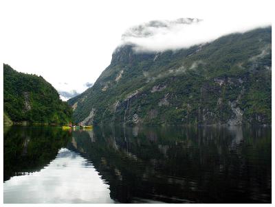 u16/pudgy_groundhog/medium/39004680.d11_ds_reflection_kayak1.jpg