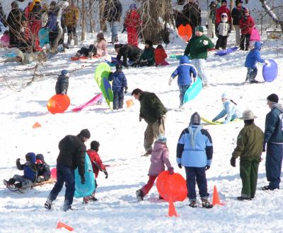 more kids in snow P1090255s.JPG