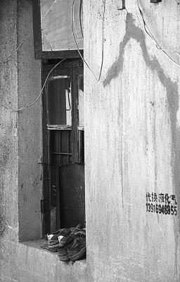 No Shoes inside! Shanghai 2004