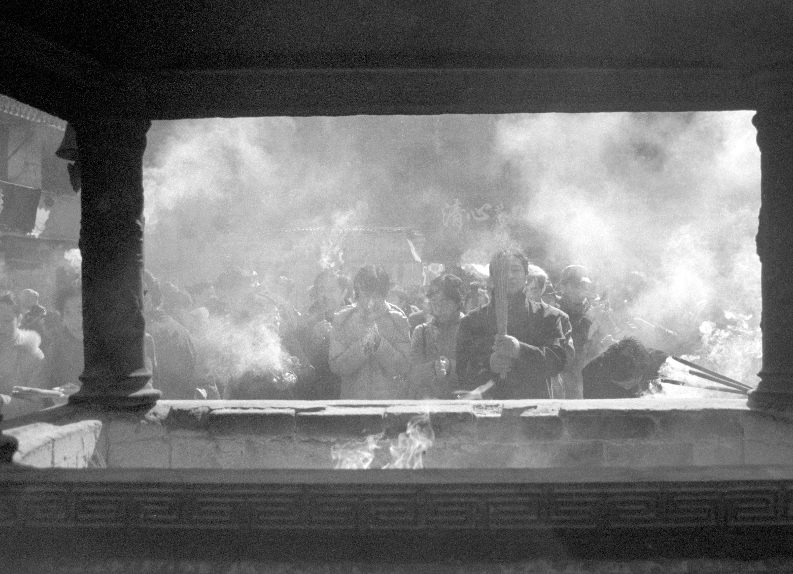 Prayers at New Year, Shanghai 2004