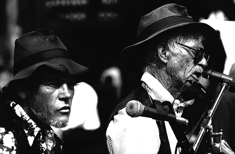Buskers - high contrast