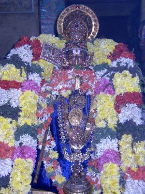 Embar enjoying adorning the 'soodikkalaintha mAlai of Sri Parthasarathi emperuman' very close to his thirumeni