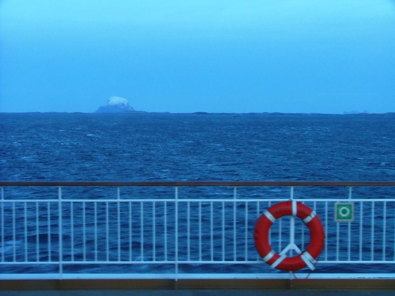 Lovund - Trna to the left