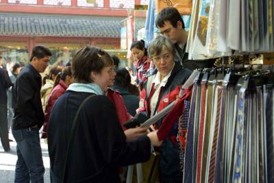 Sarah tries to buy a tie