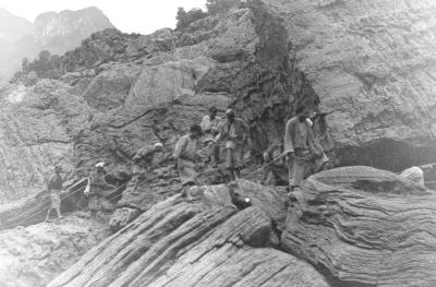 China 1906 Trackers-climbing-rocks