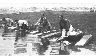China 1906 Washing-clothes-in-pond