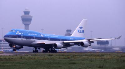 06.09.02 KLM  B747-406 SCD  PH-BFY Rotating runway 24.jpg