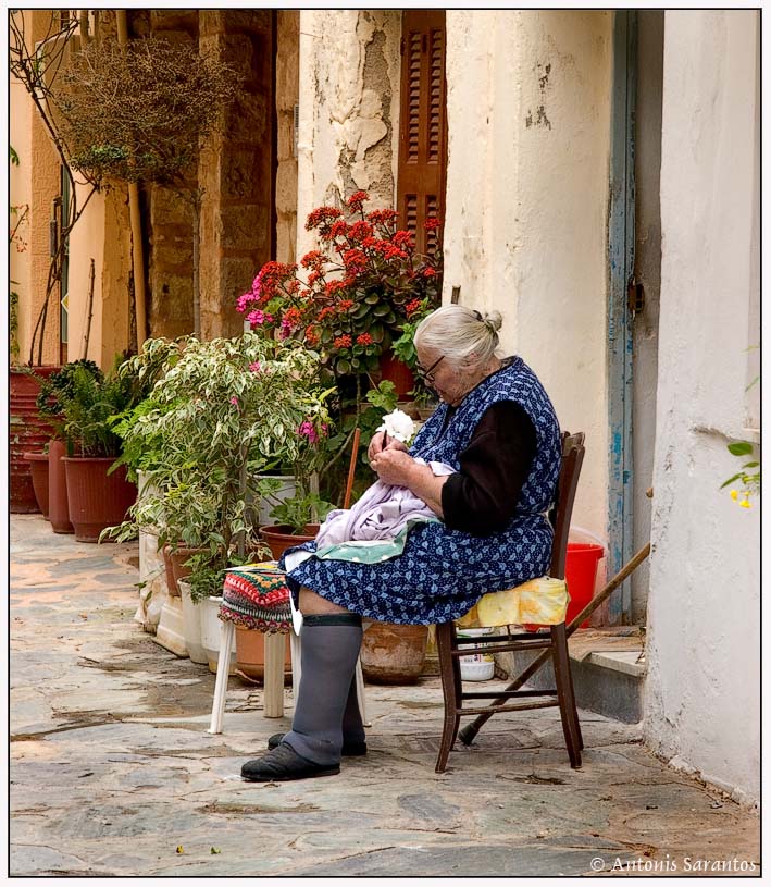 28 Apr 2005 Old woman in an alley