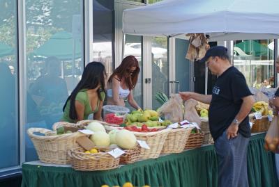 buying oranges Lincoln Road Mall 01