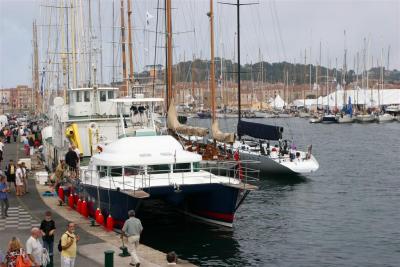 Le port de Saint-Tropez avec au premier plan le catamaran de Philip Plisson