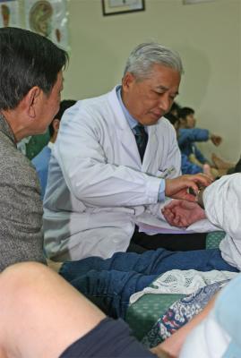 Massage des pieds et consultation d'un mdecin chinois