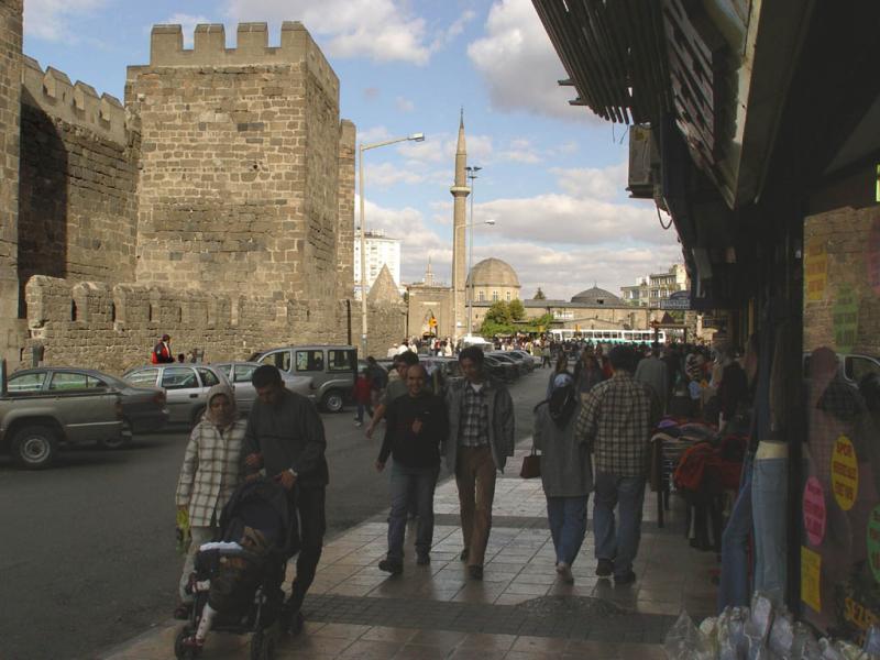 Kayseri at city walls 2548