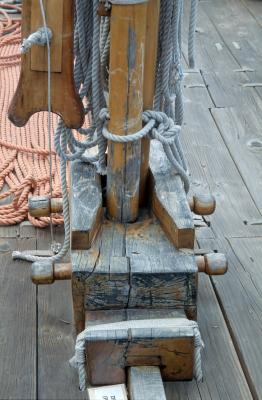 33C-28-Detail of the mast