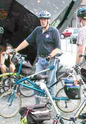 A Bike Friday, Air Friday has nothing to fear from the sometimes-rough terrain of New York City's streets! Oooh! Matching gloves!