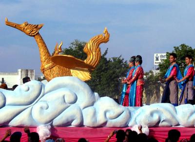 Float with hong (swan) and dancers