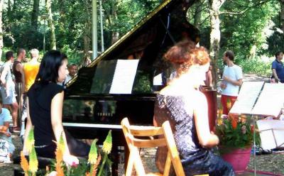 The Dam trio (viloln, cello, piano), performing at stage 7