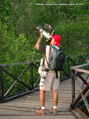 SUBIC BAY: I was shooting a Philippine Woodpecker at Triboa Bay Mangrove Park with the hand held 300D + 100-400 L IS + DG Super + Better Beamer, 
while my 20D + 400 5.6L hangs ready in case some flying raptors come into view.



