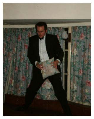 u17/paulandjane/medium/7858438.richard_with_cusion.jpg