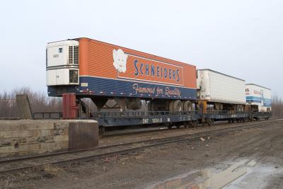 Trailers on flatcars (TOFC) waiting to be added to train 622
