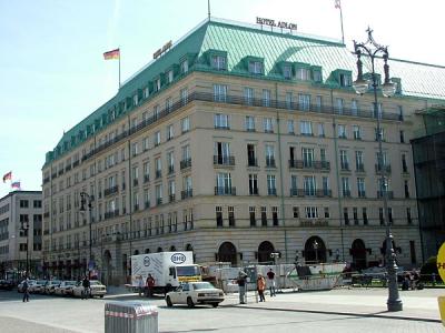 Hotel whre Michael Jackson dangled his kid off the balcony