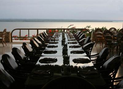 An intimate table for 24