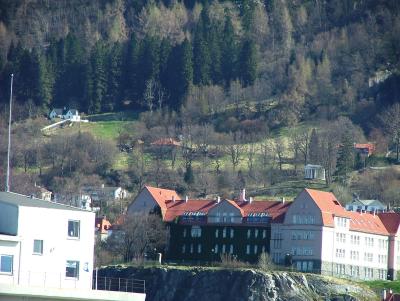 Rotthaugen skole - En liten gaard i fjellsiden med Mon Plaisir