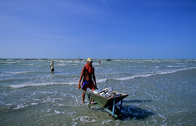 pescadores descarregando barcos em Bitupit (Pontal das Almas), Barroquinha