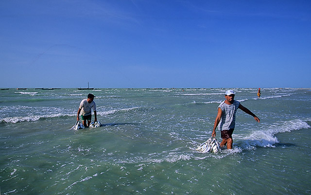 pescadores descarregando barcos em Bitupit (Pontal das Almas)2, Barroquinha