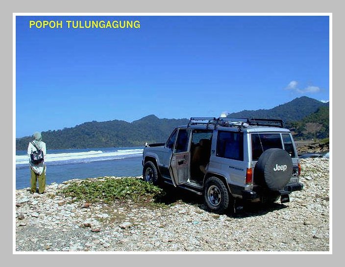 Di tepi pantai Popoh - Tulungagung