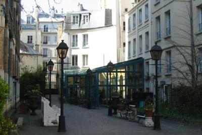 court yard Paris hotel.jpg
