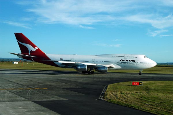 Qantas Boeing 747-300 departing Auckland