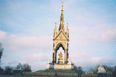 Some king monument on the edge of Hyde Park in Kensington.
