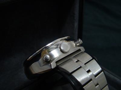 u18/elveez/medium/15479735.SeikoBullheadBlackBracelet2.jpg
