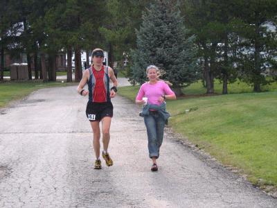 Leah leads Scott down from the aid station