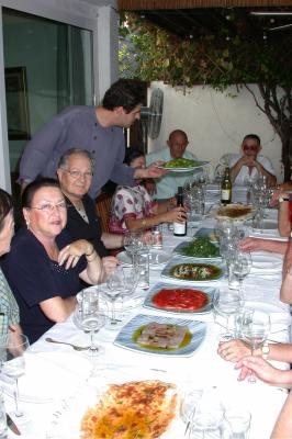 חמישים לגרעין הקטן - נוב' 2002 - אצל צ'פאי  - מסביב לשולחן - עם השף