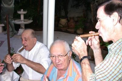 חמישים לגרעין הקטן - נוב' 2002 - אצל צ'פאי -   עם סיגרים