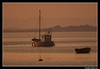 u18/kingfisher/medium/43068289.fishing_boat_sunset.jpg