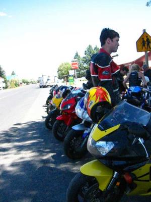 u18/liv2day/medium/20441637.lineofbikesinukiah.jpg