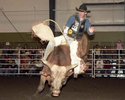 u18/luckybreak/medium/43087904.BullRidingEC184.jpg