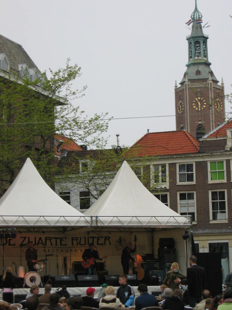 de grote kerk in de grote markt...en een kleine band