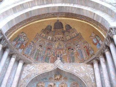 Archway with the mosaic decoration