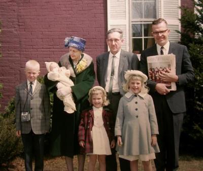 Steve, Martha, Pearl, Becky, Frank, Beverly & Jim with paper in NH 1965 (950.jpg)