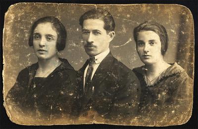 1925 - Schlomo Bernthal with two women friends