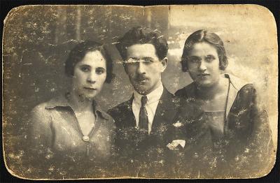 1923 - Elsa and Schlomo Bernthal with a friend