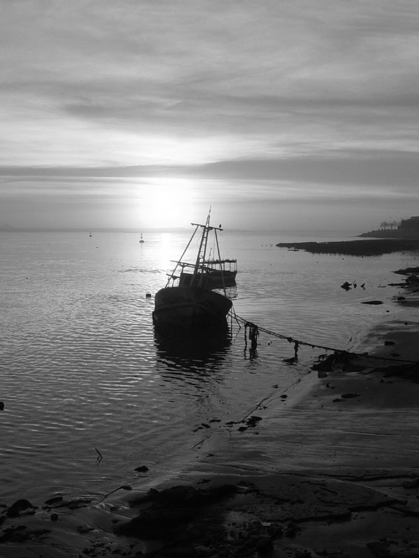 <B>Lonely Boat</B><BR><FONT size=2>by Pedro Teixeira</FONT>