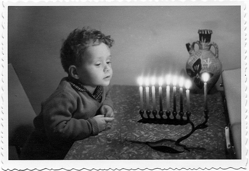 2nd Place<br><B>B&W Hanukka 2</B><BR><FONT size=2>by Yehuda B.</Font>