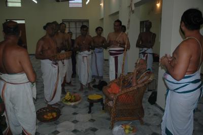 U.Ve. Sri Ramanujachar performing the sambhavani to Srimath Azhagiyasingar