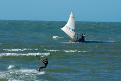 Kitesurf e jangada na praia da coponga.jpg